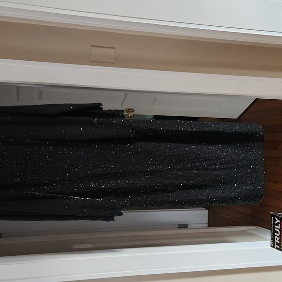 Black beaded full length dress with shawl runs a little small from 4x listed - Picture 3 of 3